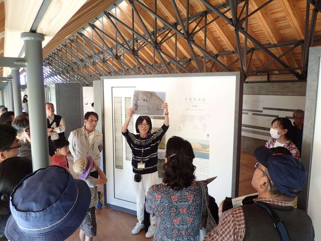 טכנולוגיה ייחודית. מדענית מציגה במוזיאון ביפן תמונה של יצירת השטיח בנחל פרצים. | באדיבות פרופ' מוטי שטיין