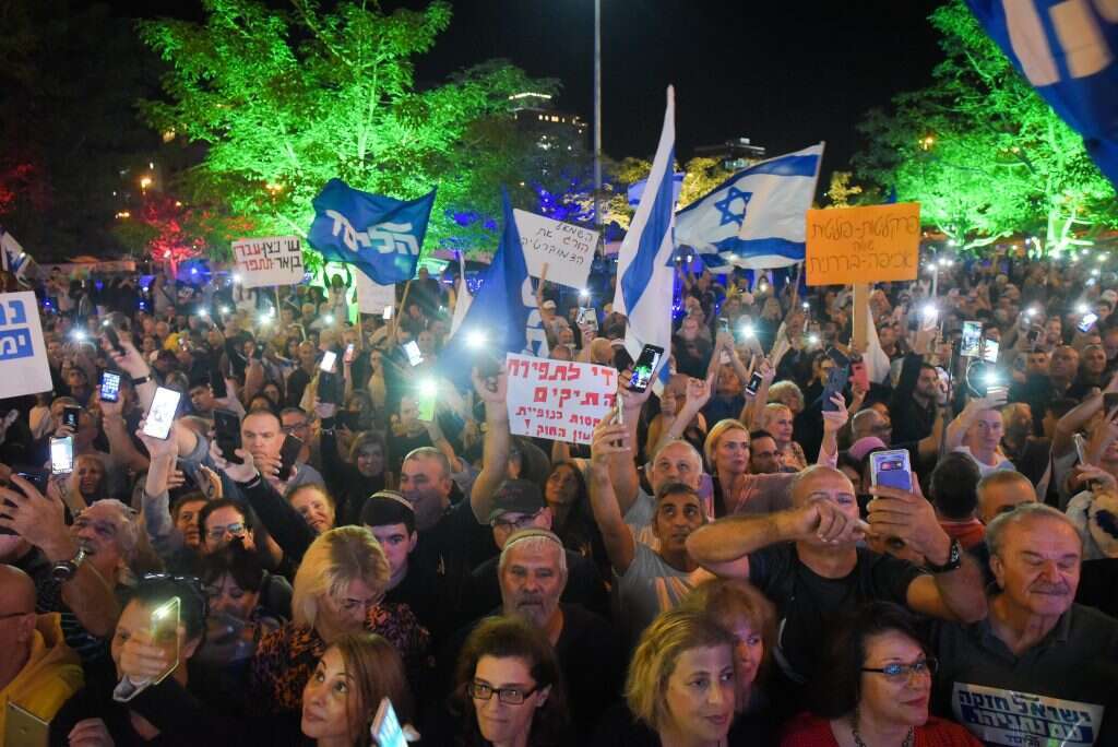 הפגנה בככר גורן בעד נתניהו, השבוע. | אבשלום שושני, פלאש 90 הפגנה בככר גורן בעד נתניהו, השבוע. | אבשלום שושני, פלאש 90