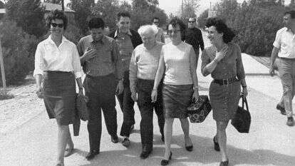 דוד בן גוריון עם משוחררי עסק הביש לאחר מלחמת ששת הימים. משמאל, מרסל ניניו. | ארכיון צה"ל במשרד הביטחון