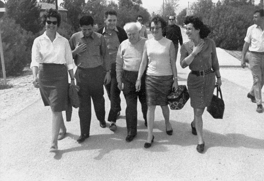 דוד בן גוריון עם משוחררי עסק הביש לאחר מלחמת ששת הימים. משמאל, מרסל ניניו. | ארכיון צה"ל במשרד הביטחון דוד בן גוריון עם משוחררי עסק הביש לאחר מלחמת ששת הימים. משמאל, מרסל ניניו. | ארכיון צה"ל במשרד הביטחון