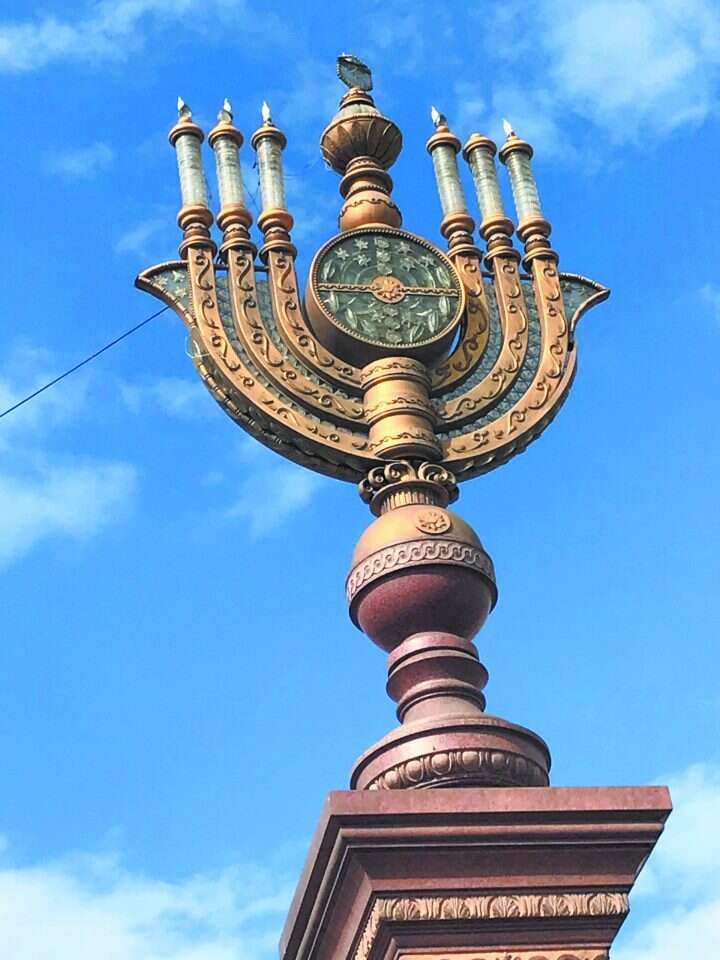 מנורת שבעת הקנים בכיכר העיר. | אריאל שנבל