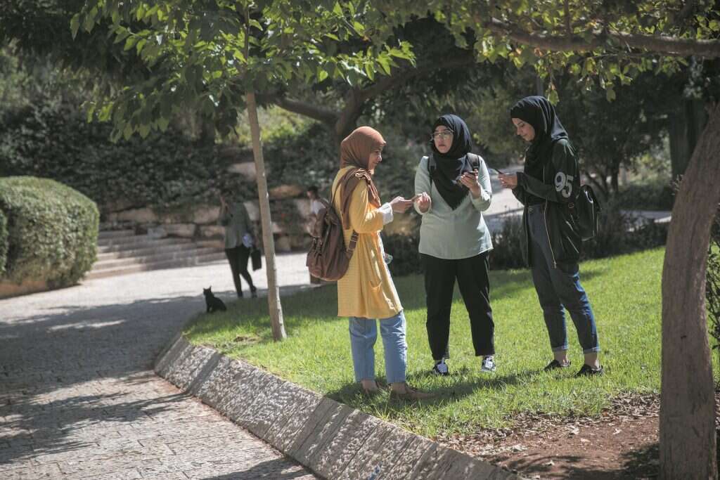 "הנשים המשכילות לא מוצאות גבר ברמה שלהן". סטודנטיות ערביות באוניברסיטה העברית בירושלים. | הדס פרוש, פלאש 90