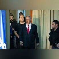 מימין לשמאל: עופר גולן, נתניהו, טופז לוק ויונתן אוריך. | יונתן זינדל, פלאש 90