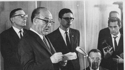 מדזיני (מימין) עם לוי אשכול. | לע"מ