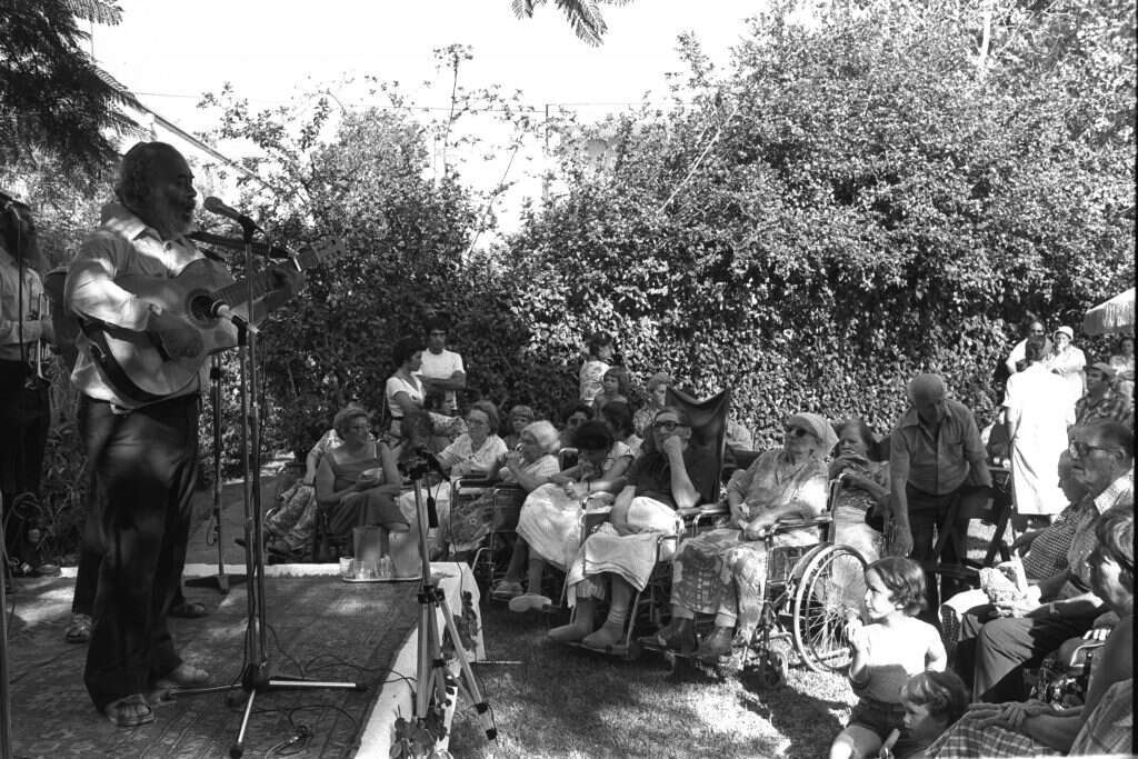 קרליבך בהופעה בפני דיירי בית אבות ביד אליהו, 1980. | משה מילנר, לע"מ קרליבך בהופעה בפני דיירי בית אבות ביד אליהו, 1980. | משה מילנר, לע"מ