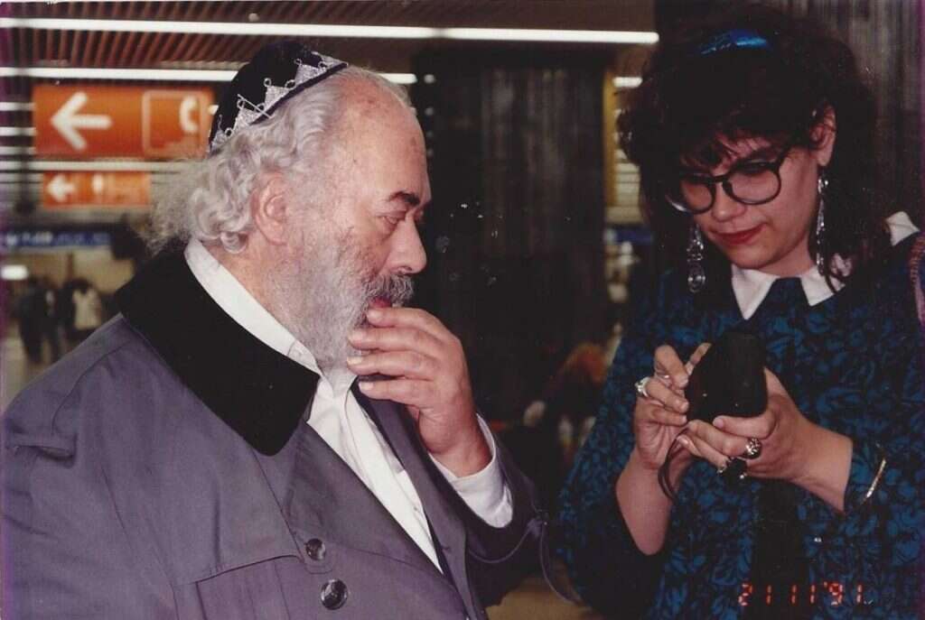 מימי פייגלסון מקליטה את קרליבך אומר תורה חסידית, 1991. | באדיבות המצולמת מימי פייגלסון מקליטה את קרליבך אומר תורה חסידית, 1991. | באדיבות המצולמת