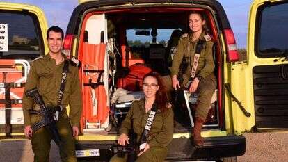 אחיות במדים (עם קצין רפואה). | דובר צה"ל אחיות במדים (עם קצין רפואה). | דובר צה"ל