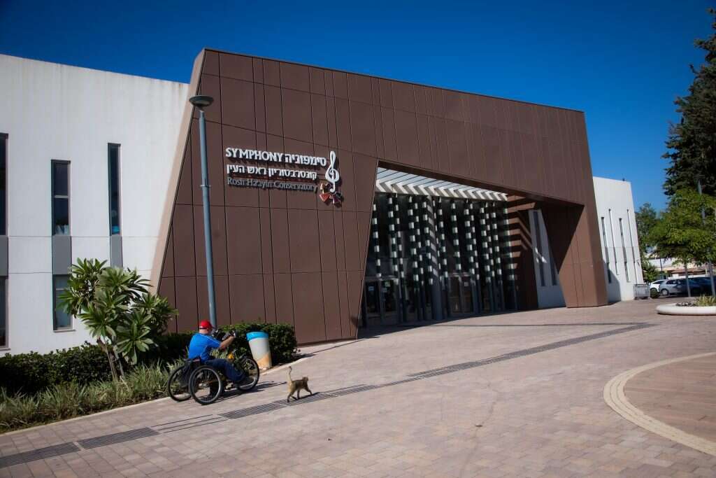 הקונסבטוריון ושכונה בעיר ראש העין. | אריק סולטן הקונסבטוריון ושכונה בעיר ראש העין. | אריק סולטן