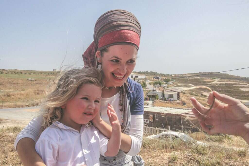 חלאקה בחוות־גלעד. | מרים צחי