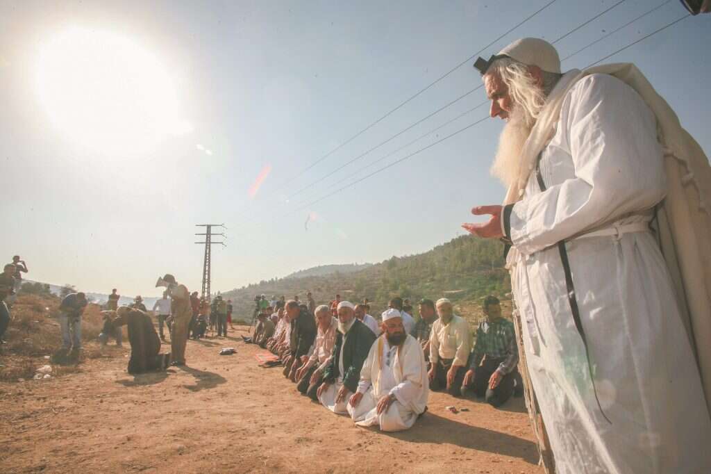 הרב פרומן בתפילה לגשם, בחברת אנשי דת מוסלמים. | מרים צחי