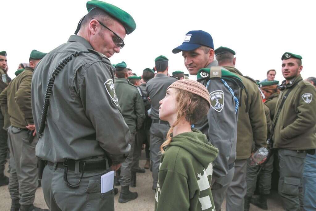 מחאת ילד נגד פינוי והרס הבתים בעפרה. | מרים צחי מחאת ילד נגד פינוי והרס הבתים בעפרה. | מרים צחי
