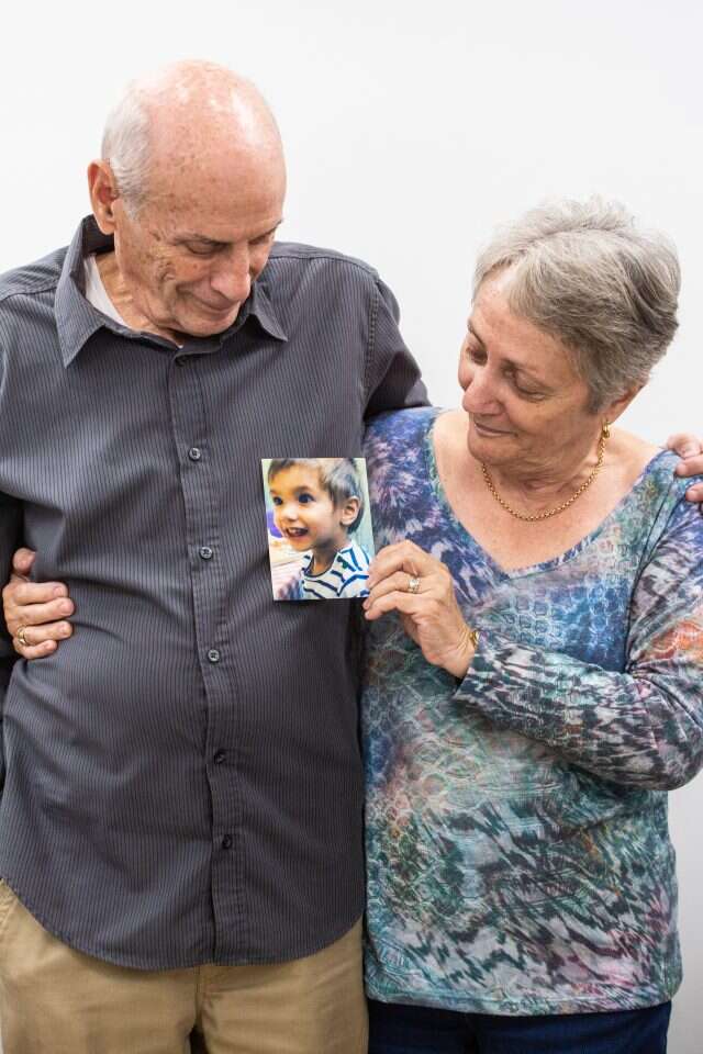 יהודית ובני זוסמן עם תמונת נכדם מאור ז"ל. | אבישג שאר-ישוב