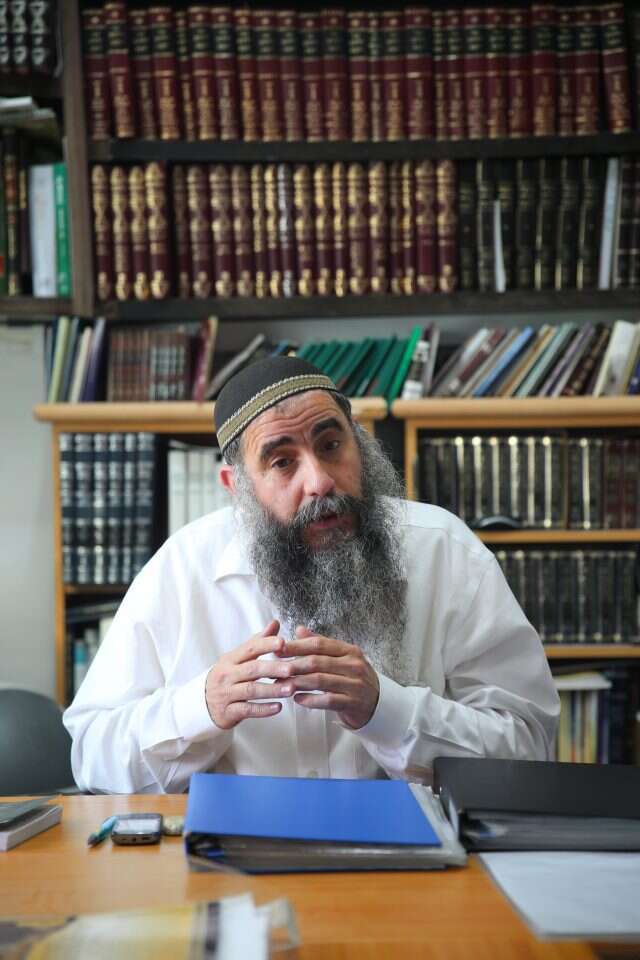 הרב אליהו אלקסלסי. | מרים צחי