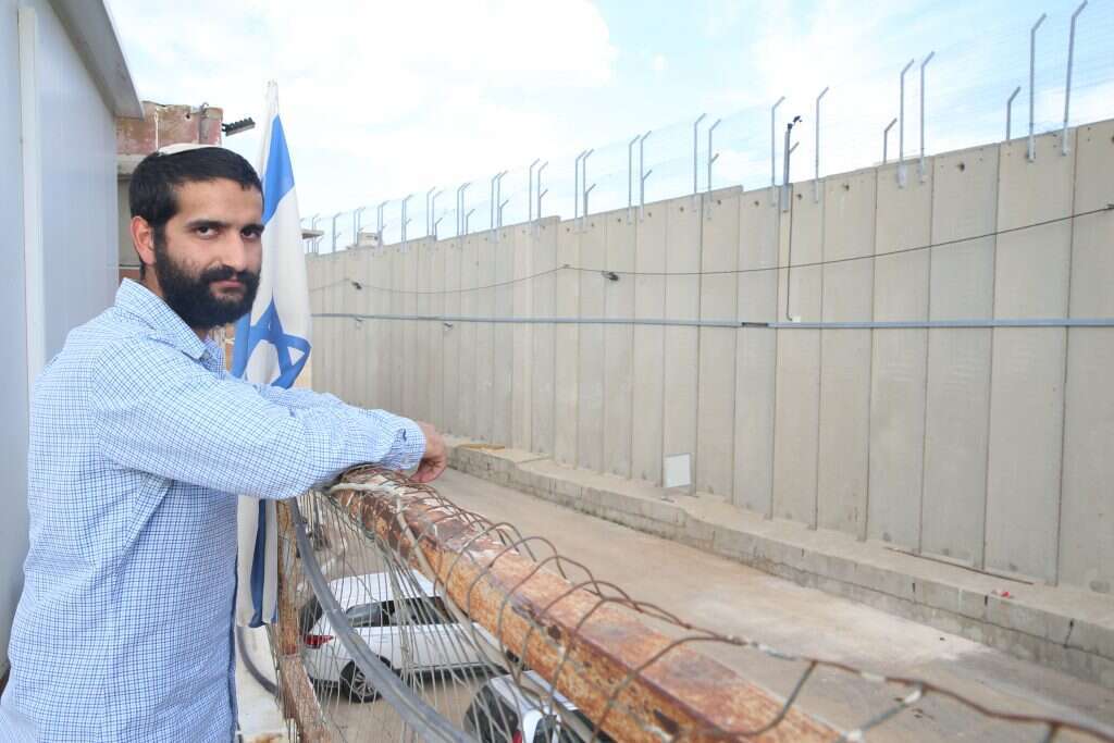 צור פלס. | מרים צחי
