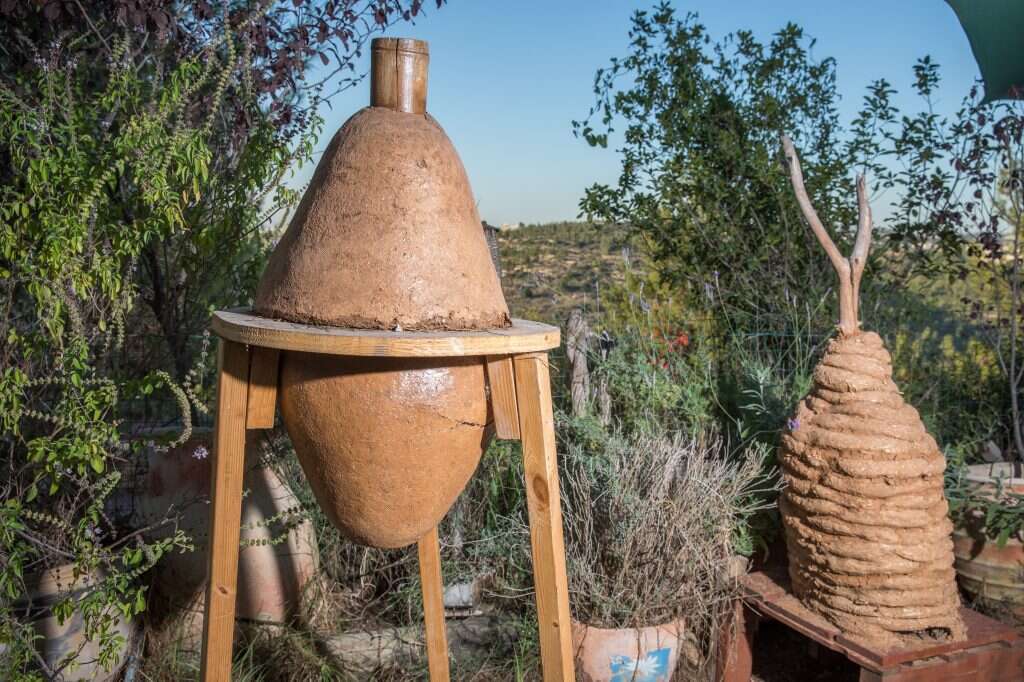 כוורות מחומרים טבעיים בחצר ביתו של אוד. | יוסי אלוני