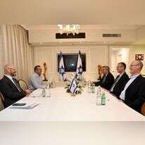 צוותי המו"מ של הליכוד (מימין) וכחול־לבן. | אלעד מלכה צוותי המו"מ של הליכוד (מימין) וכחול־לבן. | אלעד מלכה