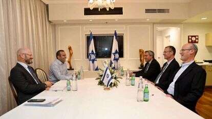צוותי המו"מ של הליכוד (מימין) וכחול־לבן. | אלעד מלכה צוותי המו"מ של הליכוד (מימין) וכחול־לבן. | אלעד מלכה