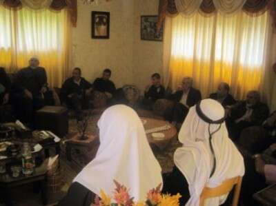 משלחת התנועה האיסלאמית במפגש חיזוק בבית משפחת המחבלים שבצעו את פיגוע ליל הקלשונים משלחת התנועה האיסלאמית במפגש חיזוק בבית משפחת המחבלים שבצעו את פיגוע ליל הקלשונים