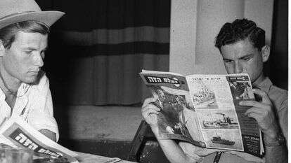 חיילים קוראים את השבועון "העולם הזה", במועדון החייל בתל אביב, 1948. | הנס חיים פין, לע"מ