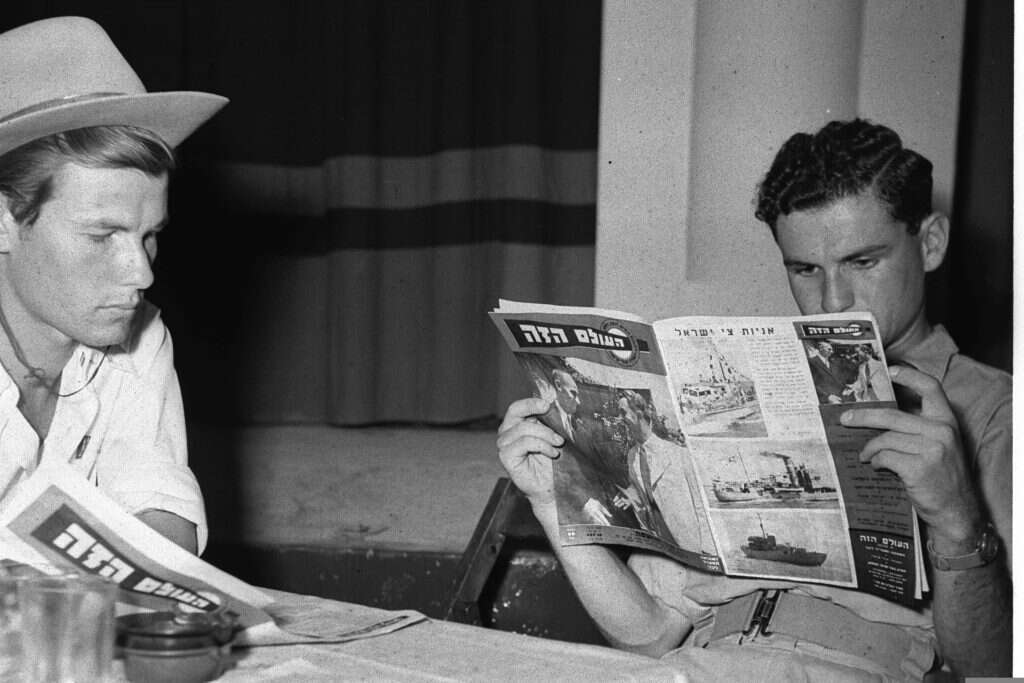 חיילים קוראים את השבועון "העולם הזה", במועדון החייל בתל אביב, 1948. | הנס חיים פין, לע"מ