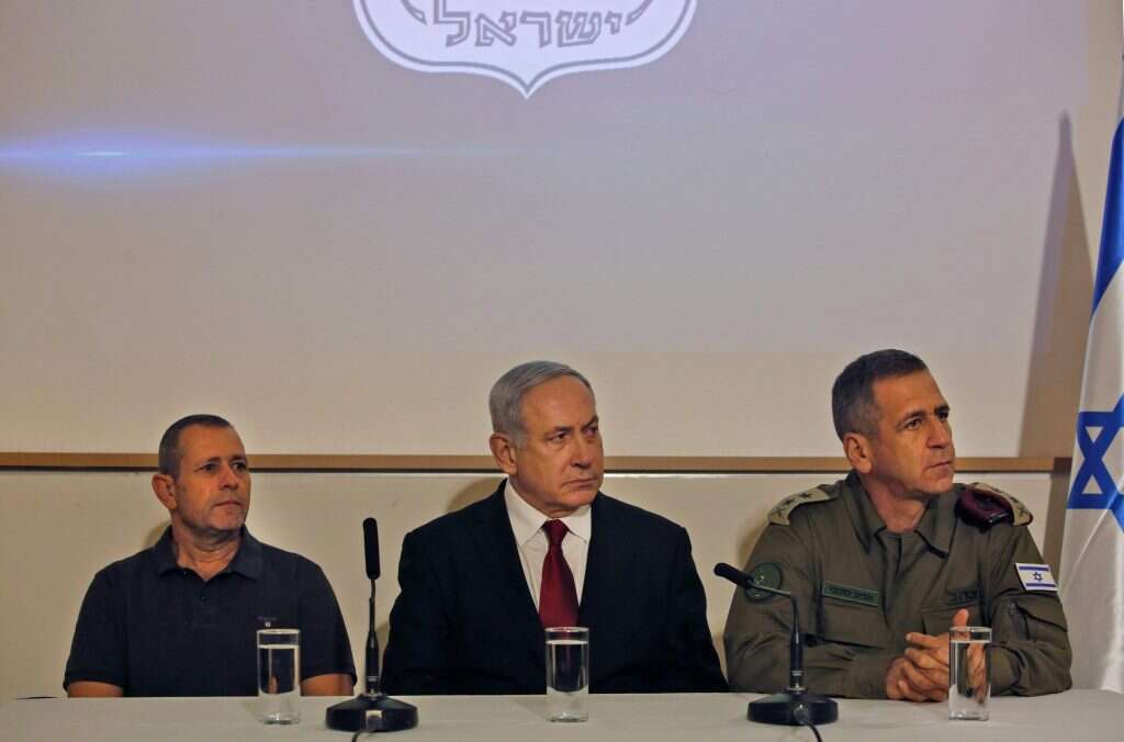 רה"מ בנימין נתניהו, הרמטכ"ל אביב כוכבי וראש השב"כ נדב ארגמן, בהצהרות לתקשורת בקריה. | AFP