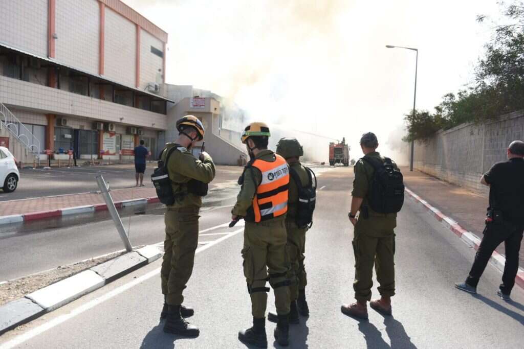 פגיעה ישירה במפעל בשדרות שעולה באש. | אביב הרץ, TPS פגיעה ישירה במפעל בשדרות שעולה באש. | אביב הרץ, TPS