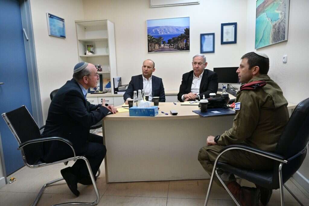הערכת המצב בהשתתפות ראש הממשלה בנימין נתניהו, שר הביטחון נפתלי בנט, המזכיר הצבאי לרה״מ תא״ל אבי בלוט וראש המל״ל מאיר בן שבת. | אריאל חרמוני, משרד הביטחון הערכת המצב בהשתתפות ראש הממשלה בנימין נתניהו, שר הביטחון נפתלי בנט, המזכיר הצבאי לרה״מ תא״ל אבי בלוט וראש המל״ל מאיר בן שבת. | אריאל חרמוני, משרד הביטחון