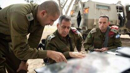סיור בגזרת אוגדת עזה. מפקד פיקוד הדרום, אלוף הרצי הלוי. והרמטכ"ל רב-אלוף אביב כוכבי. | דובר צה"ל סיור בגזרת אוגדת עזה. מפקד פיקוד הדרום, אלוף הרצי הלוי. והרמטכ"ל רב-אלוף אביב כוכבי. | דובר צה"ל