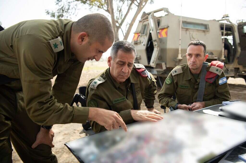 סיור בגזרת אוגדת עזה. מפקד פיקוד הדרום, אלוף הרצי הלוי. והרמטכ"ל רב-אלוף אביב כוכבי. | דובר צה"ל סיור בגזרת אוגדת עזה. מפקד פיקוד הדרום, אלוף הרצי הלוי. והרמטכ"ל רב-אלוף אביב כוכבי. | דובר צה"ל