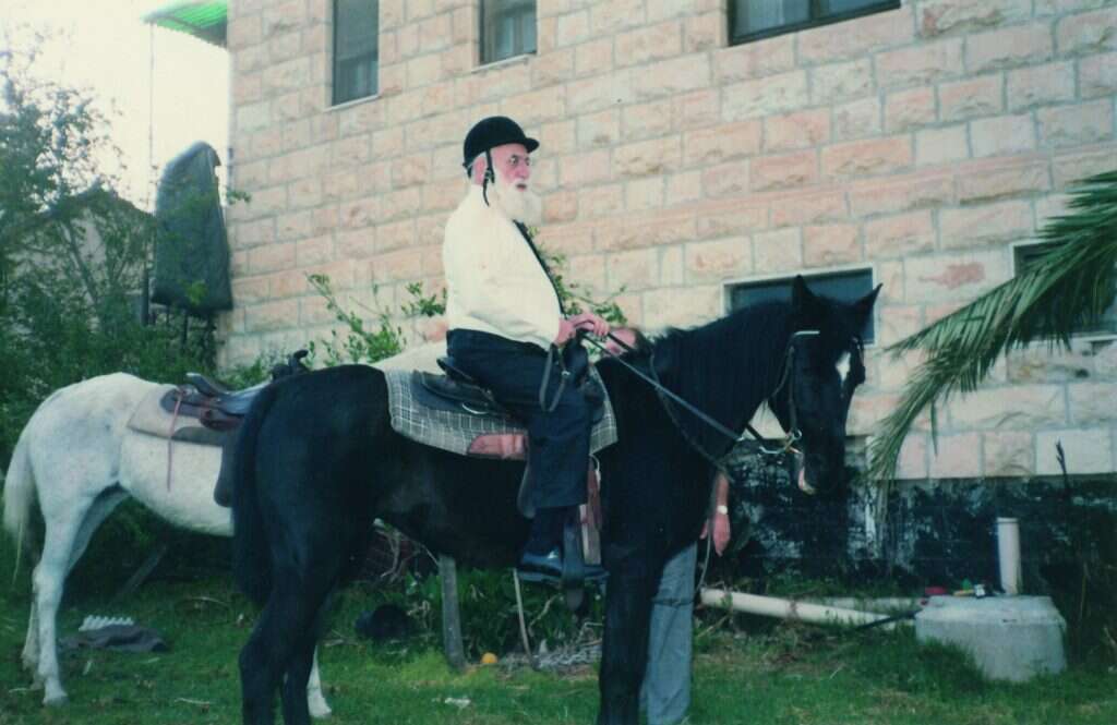 רוכב על סוס בחצר ביתו של אל"מ במיל' הרב יוסי הראל