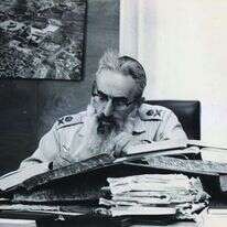 התקין תקנות הלכתיות ברורות בכל הצבא. הרב גורן כותב חידושי תורה במשרדו בקריה בתל אביב. | יצחק פריידין