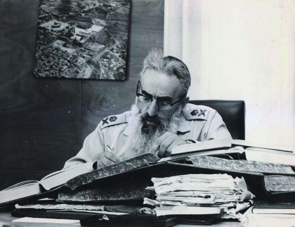 התקין תקנות הלכתיות ברורות בכל הצבא. הרב גורן כותב חידושי תורה במשרדו בקריה בתל אביב. | יצחק פריידין