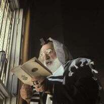 אמירת קינות בתשעה באב בבנין ה"מחכמה" בירושלים, צופה להר הבית. | דוד רובינגר