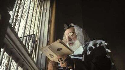 אמירת קינות בתשעה באב בבנין ה"מחכמה" בירושלים, צופה להר הבית. | דוד רובינגר