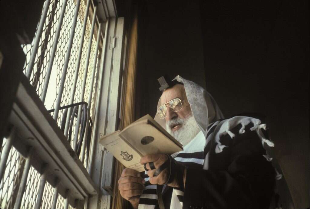 אמירת קינות בתשעה באב בבנין ה"מחכמה" בירושלים, צופה להר הבית. | דוד רובינגר