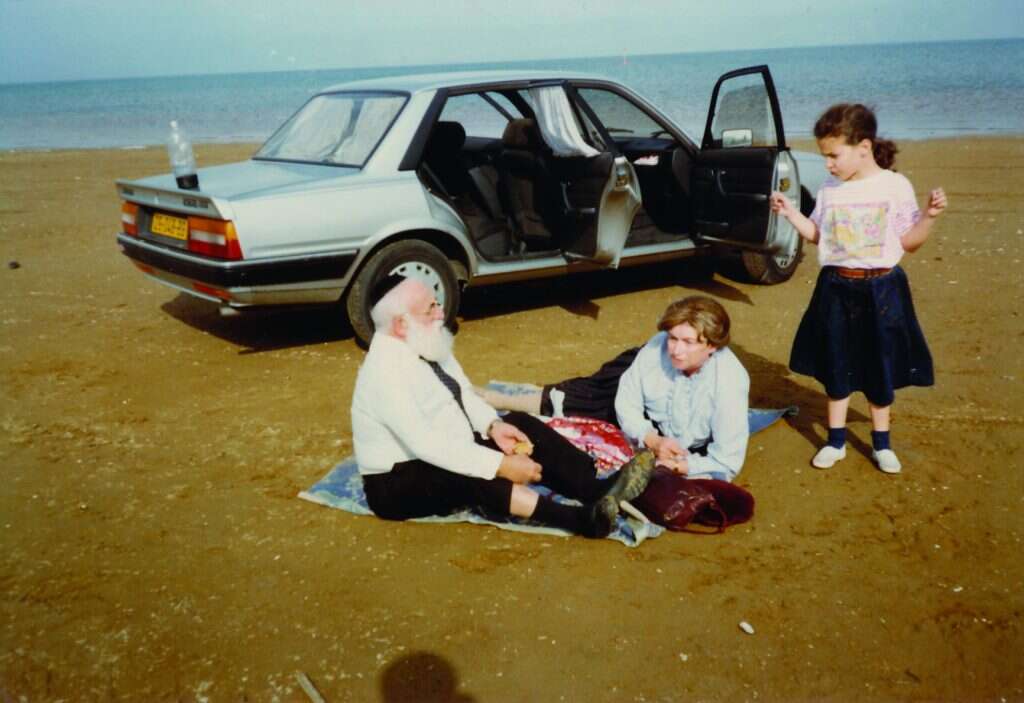 למטה: עם הרבנית צפיה ונכדתו בחוף הרצליה