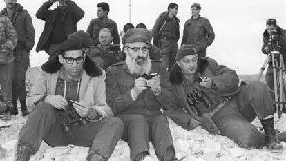 גרס כי פסיקת ההלכה במציאות של מדינת ישראל שונה במהותה מפסיקה ליחיד בגלות. אריאל שרון, הרב שלמה גורן ורחבעם זאבי (גנדי) אומרים פרקי תהילים בשעות הראשונות של פעולת כראמה בירדן, 1968. | במחנה