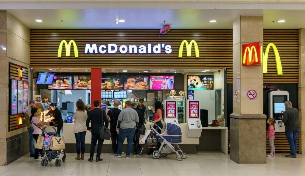 חנות מזון מהיר. | שאטרסטוק