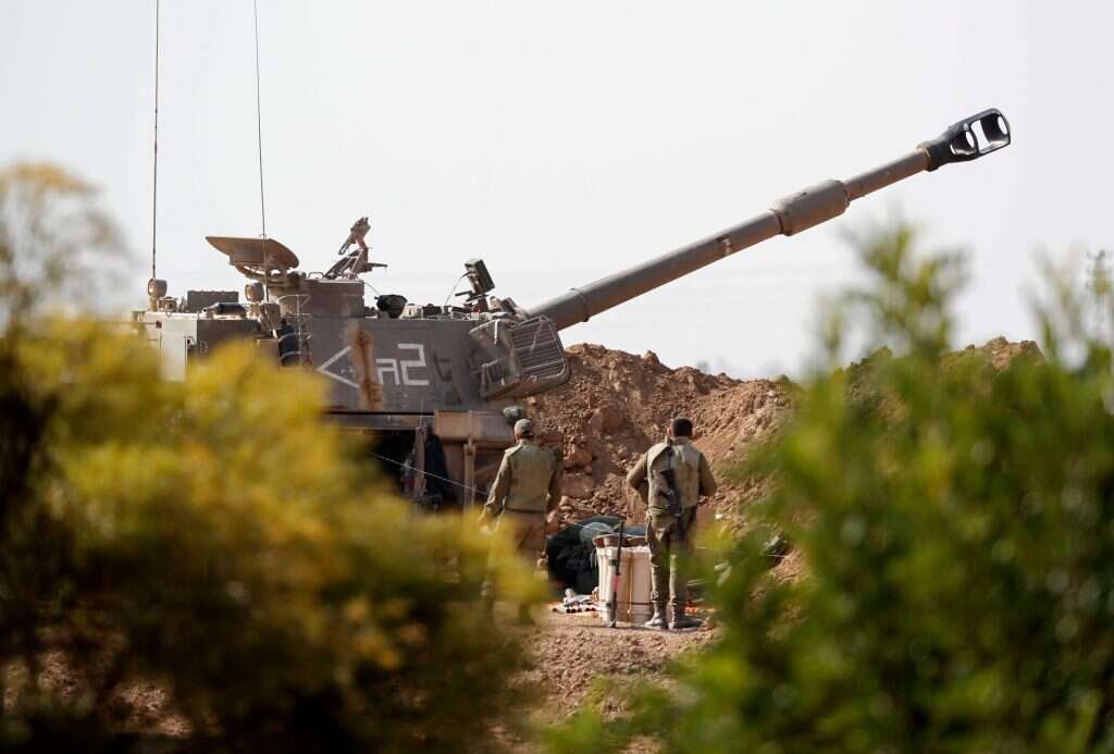 חיילי תותחנים על גבול רצועת עזה. | AFP