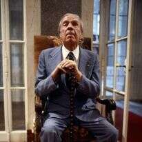 ייתכן שבורחס עצמו מתגלה כאחד המקובלים ושיש להתייחס אל כתביו כמשקפים חוויות מטפיזיות. הסופר הארגנטינאי חורחה לואיס בורחס בביתו, 1977. | גטי אימג'ס