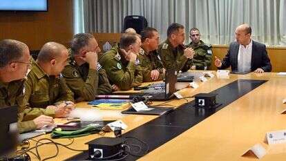 שר הביטחון נפתלי בנט בהערכת מצב בקריה. | אריאל חרמוני/משרד הביטחון