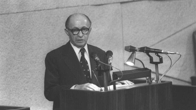 מנחם בגין נואם בכנסת. | יעקב סער, לע"מ מנחם בגין נואם בכנסת. | יעקב סער, לע"מ