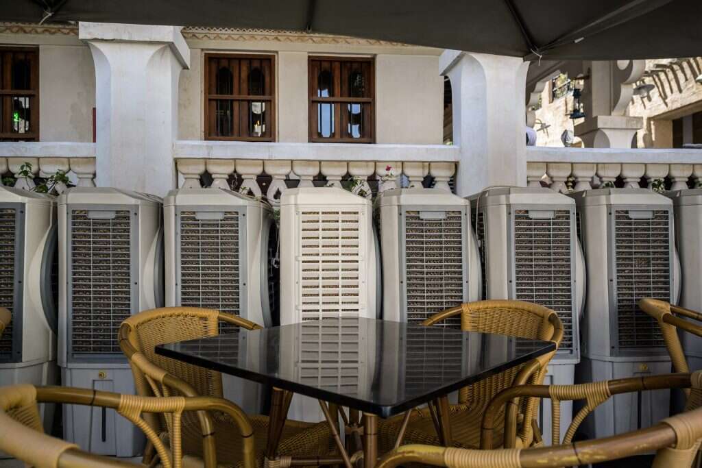 מקררים את הלקוחות. בית קפה ב"סוק ואקיף". | סלוואן ז'ורז' מקררים את הלקוחות. בית קפה ב"סוק ואקיף". | סלוואן ז'ורז'