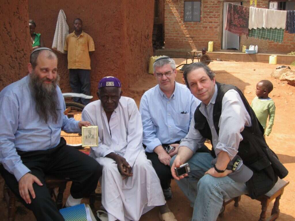 ביקור אצל אחד מזקני האבאיודאיה באוגנדה, שמלכם התגייר לפני 100 שנה. | באדיבות ד"ר ארי גרינספן