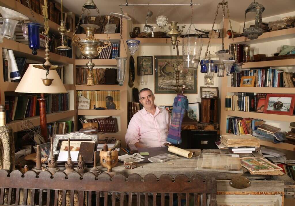 מוזיאון שלם של חפצים יהודיים נדירים שנאספו ברחבי העולם. בביתו של גרינספן. | מרים צחי