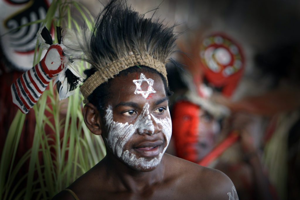 בן שבט הגונגודולה מגיניאה החדשה, הטוענים שהם בני עשרת השבטים. | באדיבות ד"ר ארי גרינספן