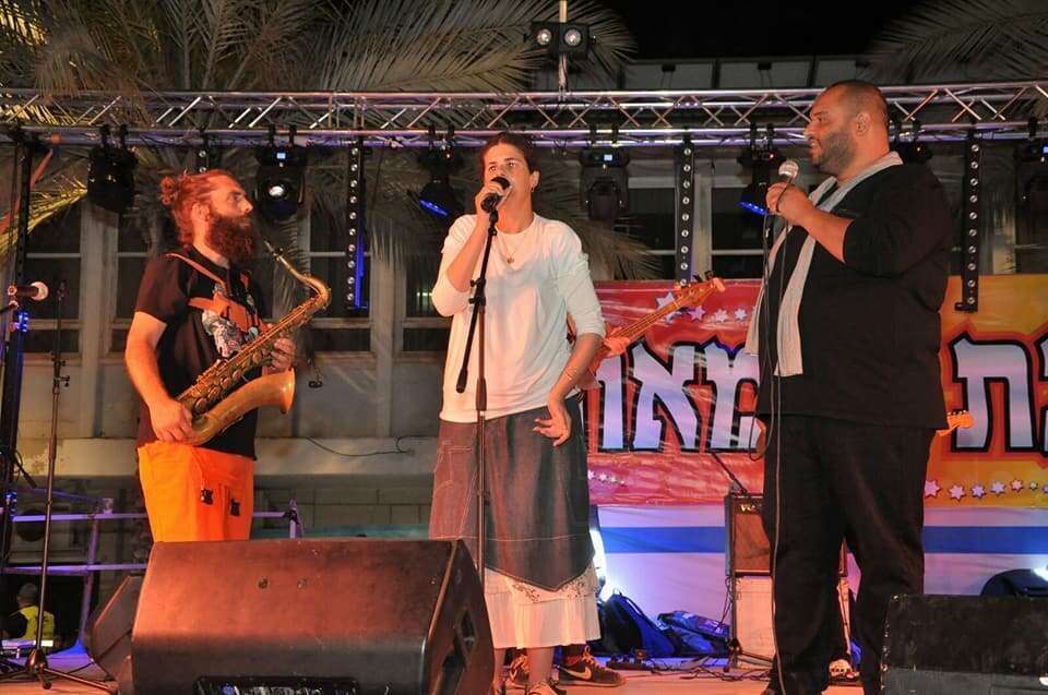 התחילה בשירה בחוג המשפחה והמשיכה להופעות מול קהל גדול. סממה בהופעה עם שי צברי ולהקתו. | אשר אזולאי