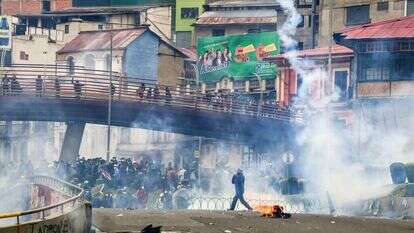 תומכי הנשיא המודח מתעמתים עם המשטרה בבירת בוליביה, בשבוע שעבר. | AFP תומכי הנשיא המודח מתעמתים עם המשטרה בבירת בוליביה, בשבוע שעבר. | AFP