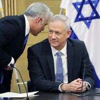 גנץ ולפיד בישיבת הסיעה של כחול לבן. | EPA גנץ ולפיד בישיבת הסיעה של כחול לבן. | EPA