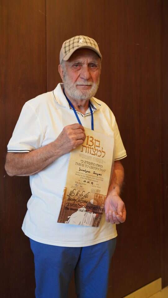 ז'אק מקבל תעודת בר מצווה ומראה את המספר לזכר אימו שנספתה באושוויץ. | ראובן פיטוסי ז'אק מקבל תעודת בר מצווה ומראה את המספר לזכר אימו שנספתה באושוויץ. | ראובן פיטוסי